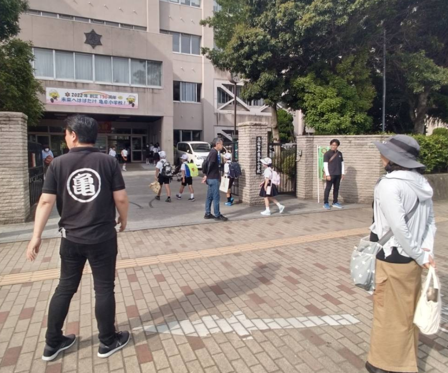 毎朝の小学校正門前見守り活動